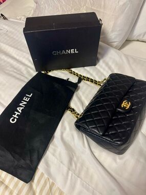 CHANEL Black Quilted Shoulder Bag with Gold Chain